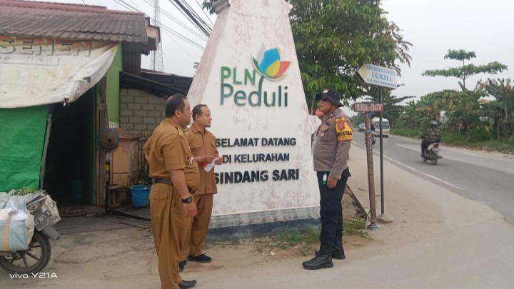 Pembagian Bendera Merah Putih di agendakan oleh pegawai kelurahan Sindang Sari