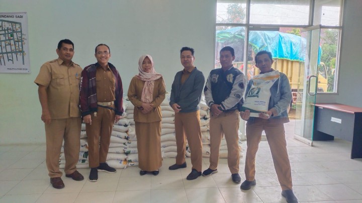 Menerima kedatangan Beras BULOQ ke Kelurahan Sindang Sari di terima langsung oleh Seklur dan Kasi Kesra Kelurahan Sindang Sari.