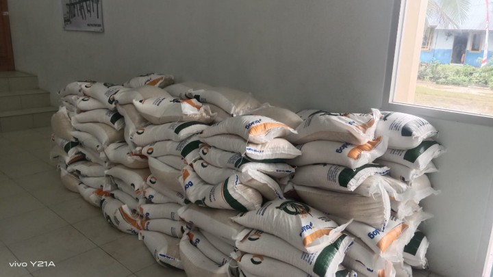 Menerima kedatangan Beras BULOQ ke Kelurahan Sindang Sari di terima langsung oleh Seklur dan Kasi Kesra Kelurahan Sindang Sari.