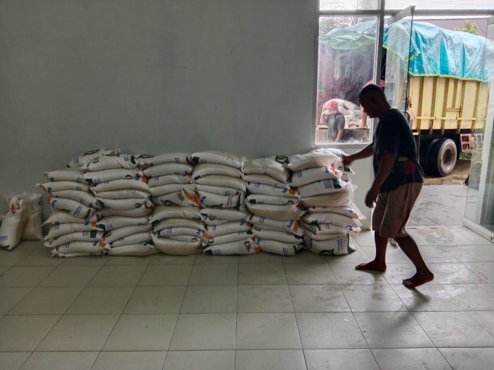 Menerima kedatangan Beras BULOQ ke Kelurahan Sindang Sari di terima langsung oleh Seklur dan Kasi Kesra Kelurahan Sindang Sari.