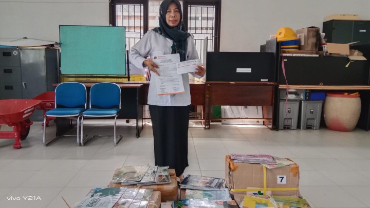 Menerima Buku Panduan/Buku Baca untuk perpustakaan Kelurahan dari Dinas Perpustakaan Kota Samarinda.
