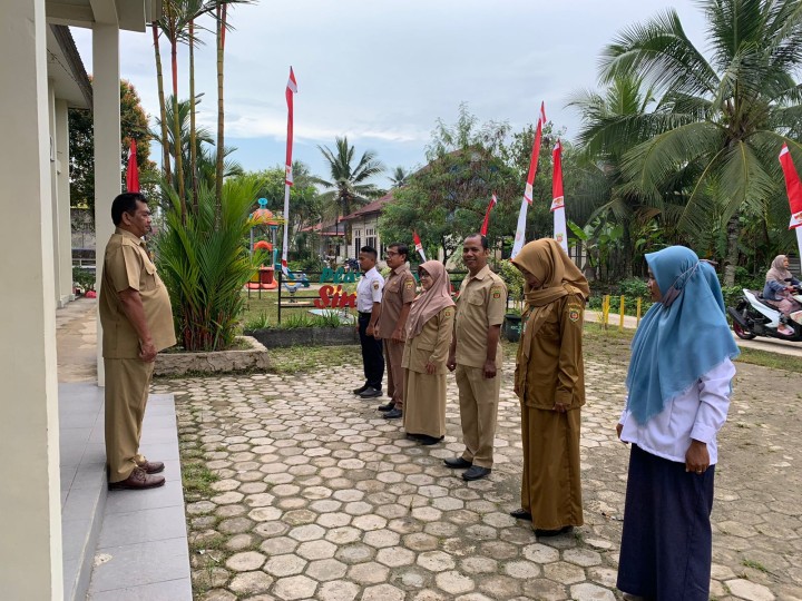 Rutinitas Apel pagi di lingkungan pemerintahan Kelurahan Sindang Sari Pejabat Struktural ASN dan NON ASN Kelurahan Sindang Sari