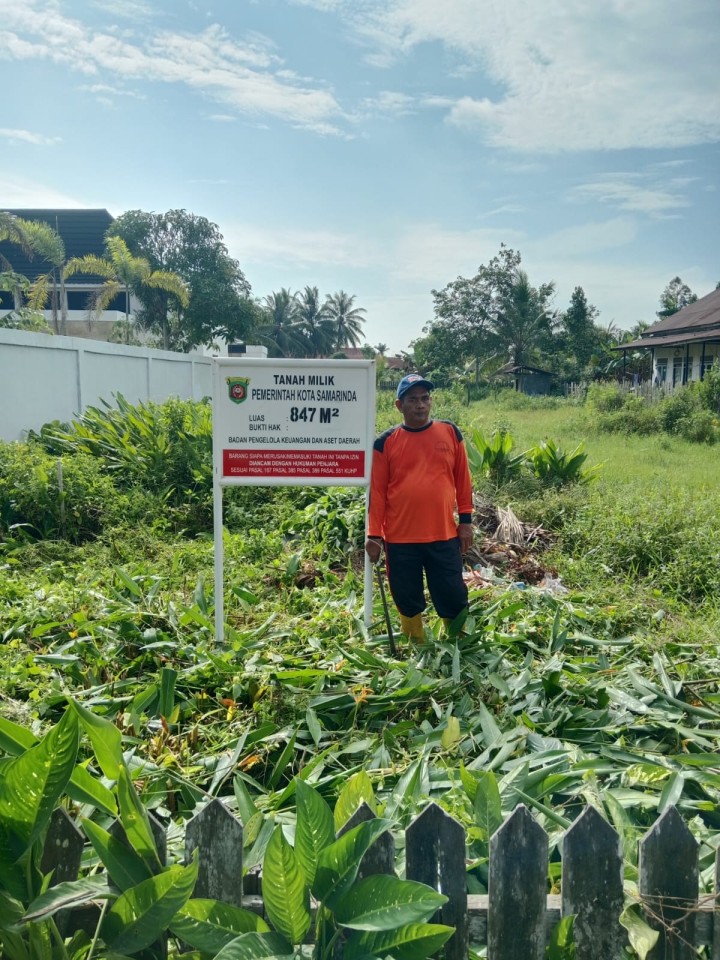 Gotong Royong di lingkungan sekitar Halaman Aula Kelurahan Sindang Sari.