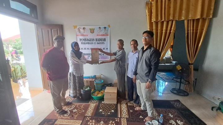 Pembagian Hadiah Kepemudaan PROBEBAYA di Bidang Pemberdayaan Kepada Ketua POKMAS.