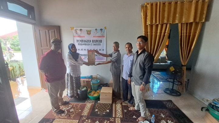 Pembagian Hadiah Kepemudaan PROBEBAYA di Bidang Pemberdayaan Kepada Ketua POKMAS.