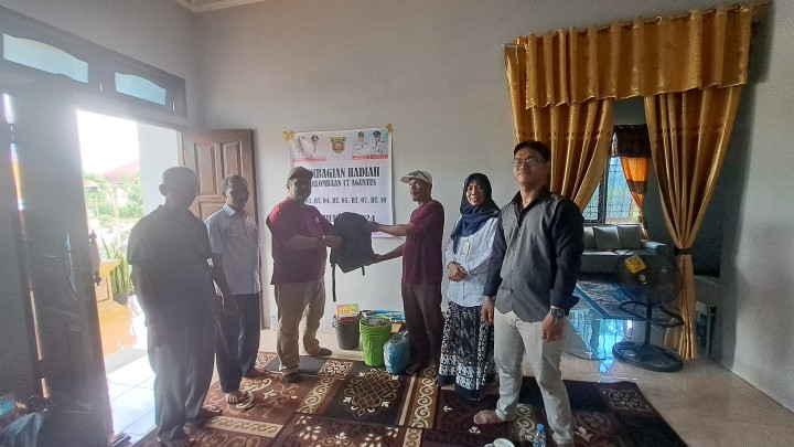 Pembagian Hadiah Kepemudaan PROBEBAYA di Bidang Pemberdayaan Kepada Ketua POKMAS.