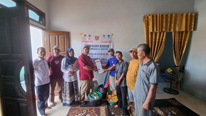 Pembagian Hadiah Kepemudaan PROBEBAYA di Bidang Pemberdayaan Kepada Ketua POKMAS.