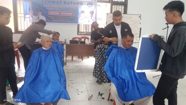 KEGIATAN PELATIHAN BARBERSHOP PROGRAM PROBEBAYA  KELURAHAN SINDANG SARI TAHUN 2024.