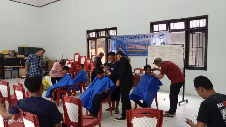 KEGIATAN PELATIHAN BARBERSHOP PROGRAM PROBEBAYA  KELURAHAN SINDANG SARI TAHUN 2024.
