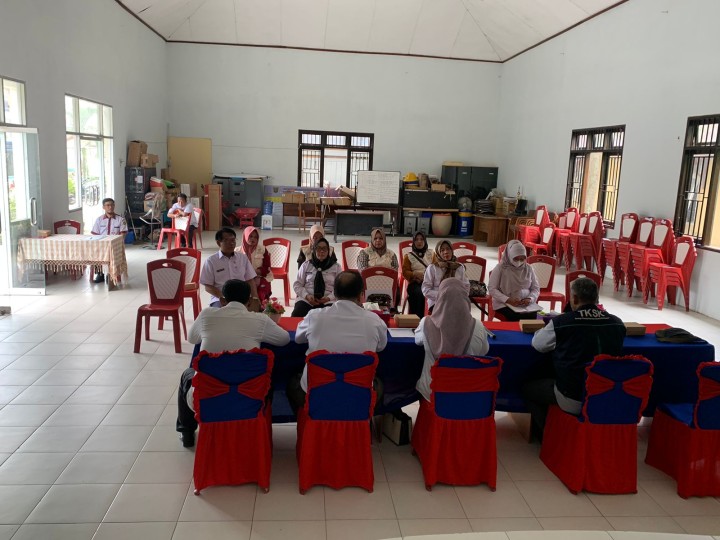 Rapat koordinasi bersama bu camat dan 3 kelurahan ( Sindang Sari, Makroman, Pulau Atas) tentang rencana pemberian bantuan 1000 paket kepada warga 3 kelurahan