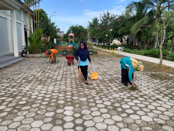 Gotong Royong di lingkungan sekitar Halaman Kantor dan Aula Kelurahan Sindang Sari.