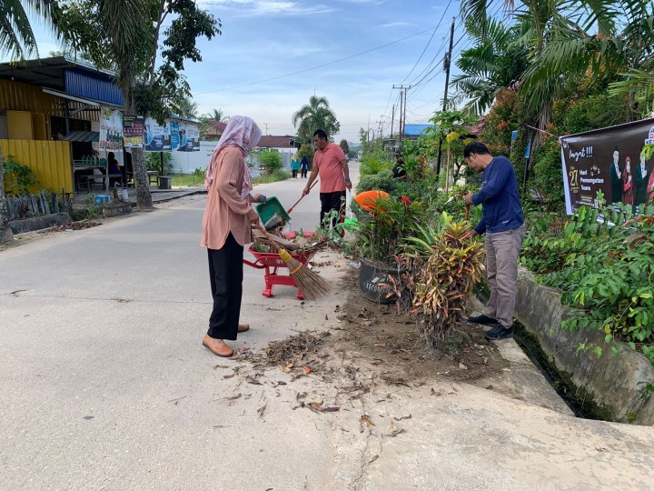Gotong Royong di lingkungan sekitar Halaman Kantor dan Aula Kelurahan Sindang Sari.