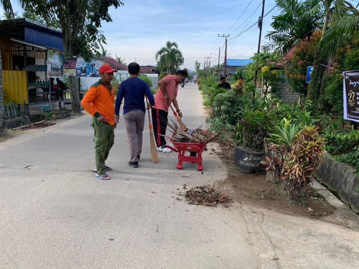 Gotong Royong di lingkungan sekitar Halaman Kantor dan Aula Kelurahan Sindang Sari.