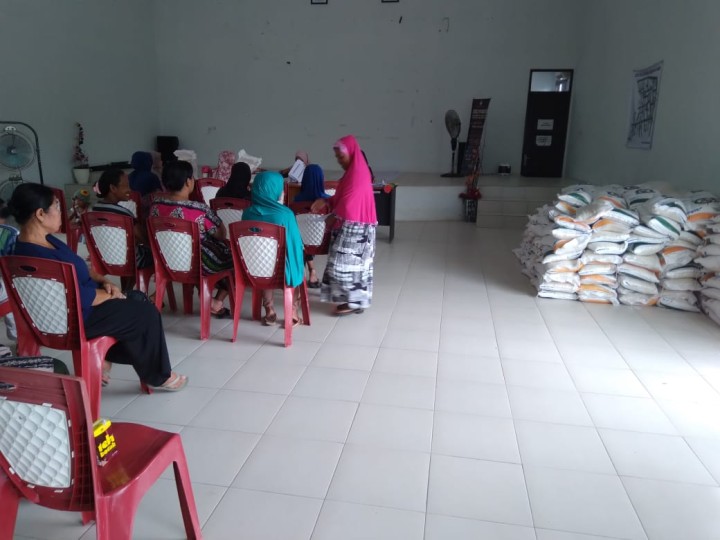 Kegiatan distribusi beras masyarakat kelurahan sindang sari sebanyak 211 karung