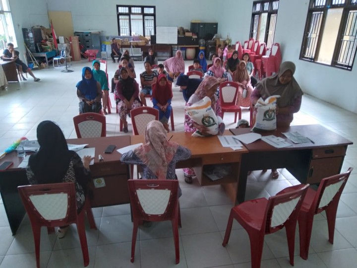 Kegiatan distribusi beras masyarakat kelurahan sindang sari sebanyak 211 karung