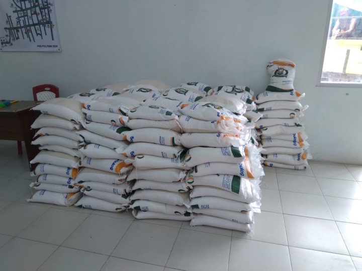 Kegiatan distribusi beras masyarakat kelurahan sindang sari sebanyak 211 karung