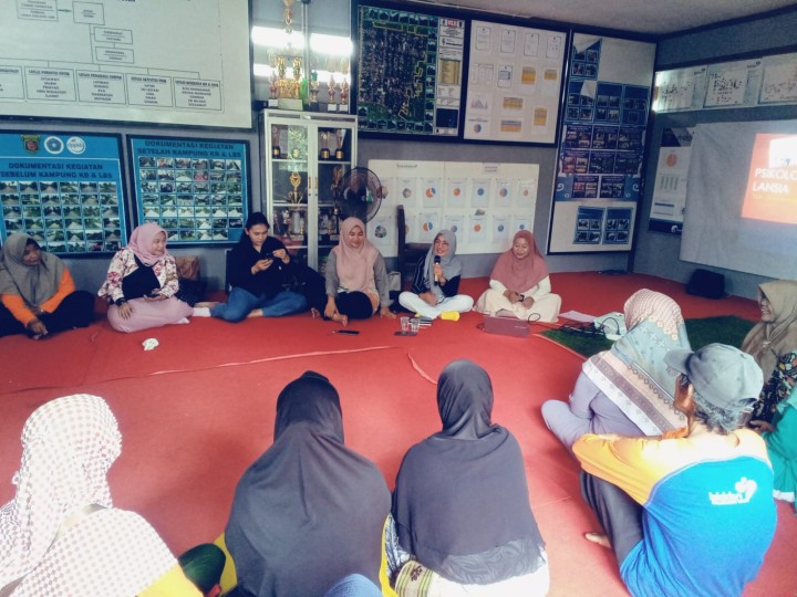Sekolah lansia Gema Lantang jum'at 18 Oktober 24 dengan materi Psikologi pada Lansia oleh Dosen Untag ibu Diana Imawati S.Psi, M.Psi