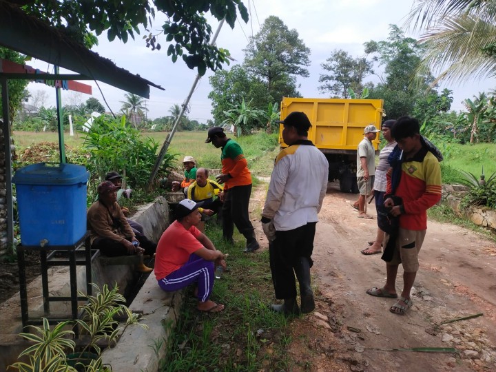 Gotong royong di sekitar rt.009 dan kampung salai