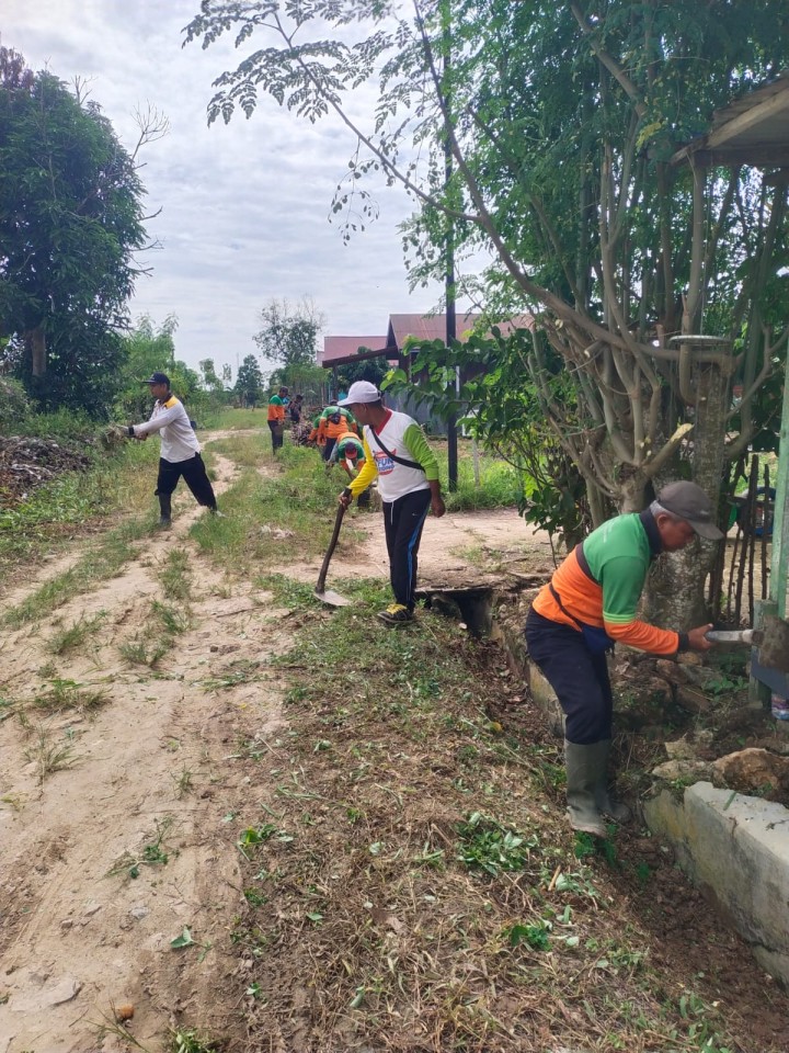 Gotong royong di sekitar rt.009 dan kampung salai