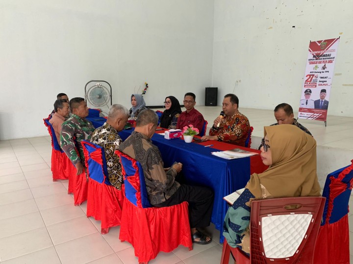 Penyerahan surat tanah aset Desa Sindang Sari dari Tokoh Desa Sindang Sari Kepada Kepala BPKAD Kota Samarinda