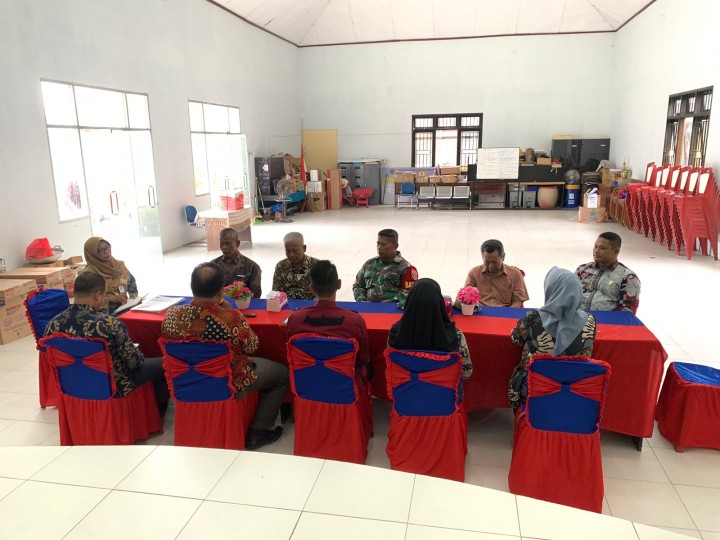 Penyerahan surat tanah aset Desa Sindang Sari dari Tokoh Desa Sindang Sari Kepada Kepala BPKAD Kota Samarinda