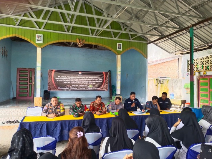 Pelantikan, pengambilan sumpah/janji, dan penandatanganan pakta integritas kelompok penyelenggara pemungutan suara (KPPS) se kota samarinda untuk pemilihan gubernur dan wakil gubernur serta wali kota dan wakil wali kota tahun 2024