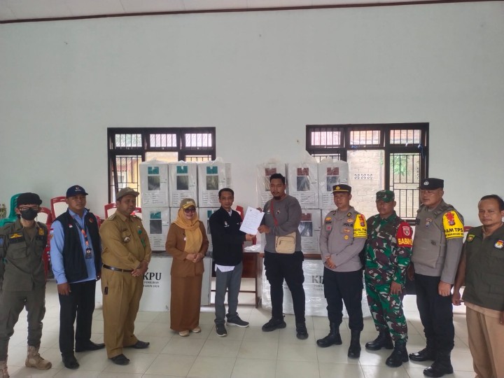Pendistribusian Kotak Suara KPU Dari Kecamatan Sambutan Ke Kelurahan Sindang Sari