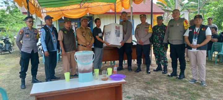 Pendistribusian Kotak Suara KPU Dari Kecamatan Sambutan Ke Kelurahan Sindang Sari