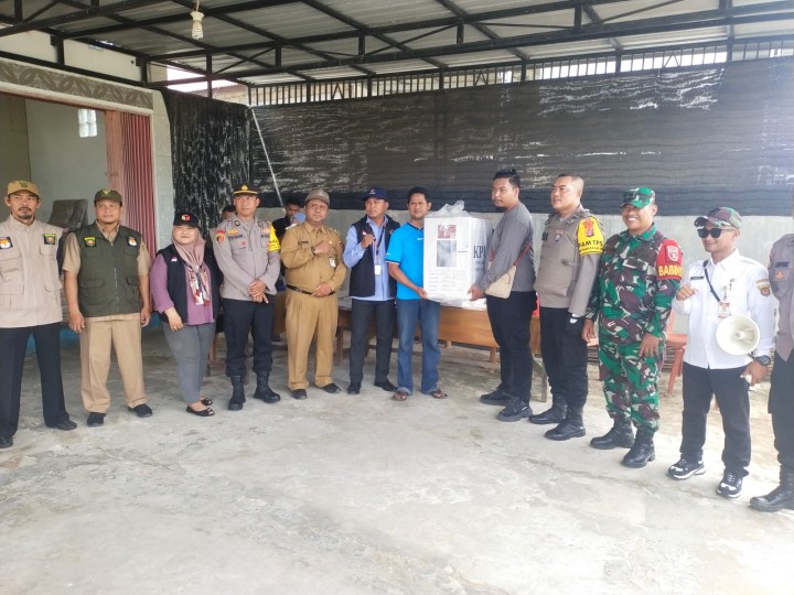 Pendistribusian Kotak Suara KPU Dari Kecamatan Sambutan Ke Kelurahan Sindang Sari