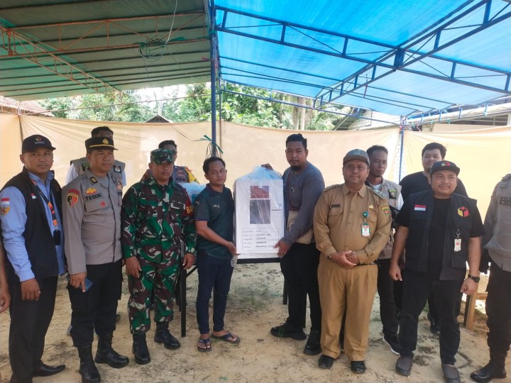 Pendistribusian Kotak Suara KPU Dari Kecamatan Sambutan Ke Kelurahan Sindang Sari