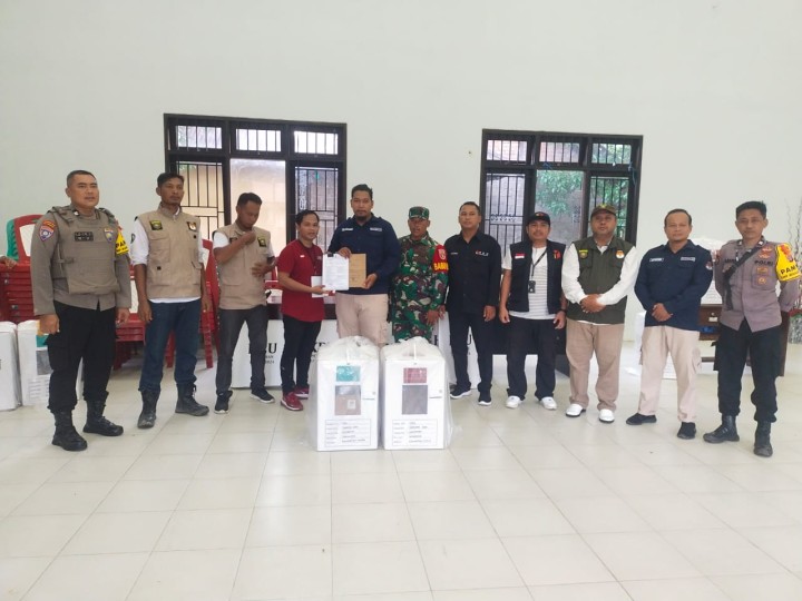 Kotak suara dari 6 TPS sudah selesai penghitungan dan kembali Terkumpul semua di Aula kelurahan Sindang sari
