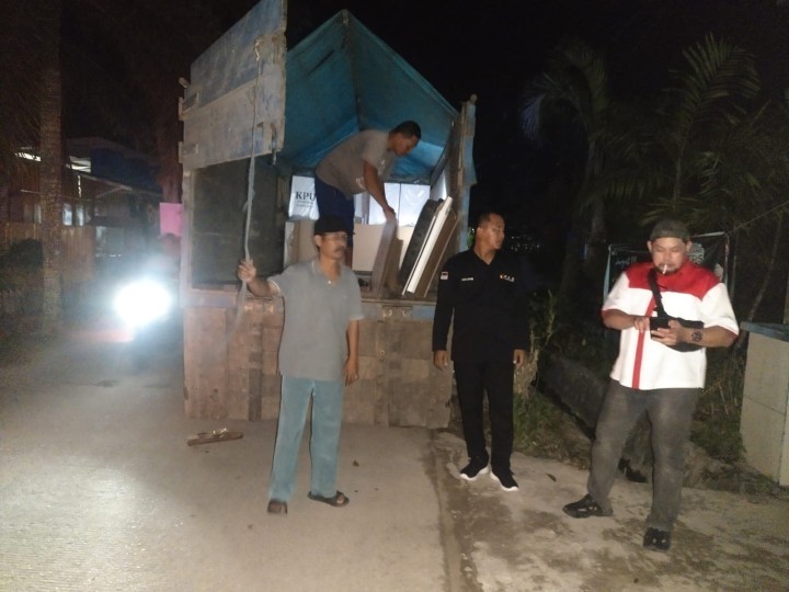 Penjeputan Kotak Suara oleh tim pps kecamatan yang akan di serahkan ke kantor kecamatan