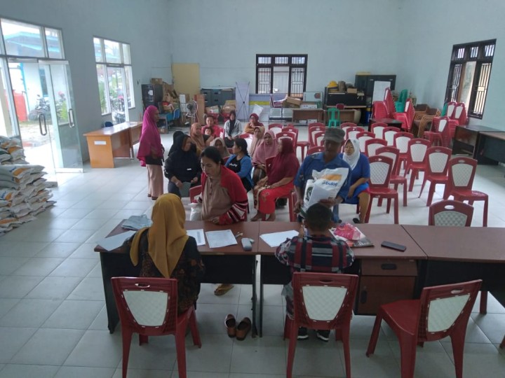 Pendistribusian Beras Di Wilayah Kelurahan Sindang Sari.