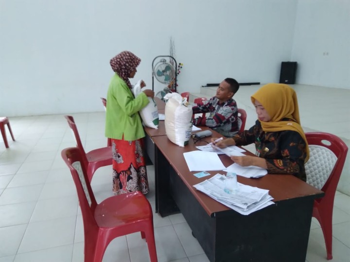 Pendistribusian Beras Di Wilayah Kelurahan Sindang Sari.