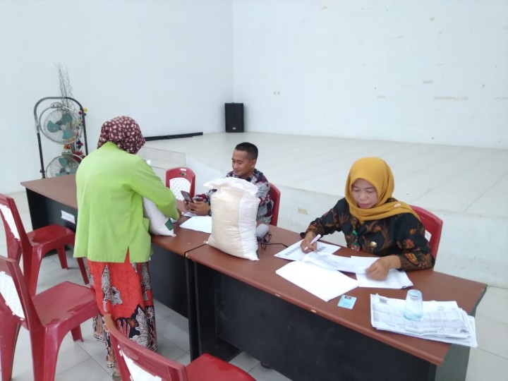 Pendistribusian Beras Di Wilayah Kelurahan Sindang Sari.