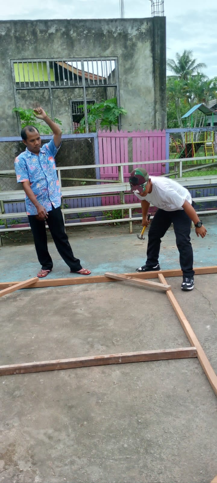 Membuat dan Pemasangan Beneer atau Baliho Probebaya untuk di pasang ke wilayah RT masing-masing RT.01 sampai RT.10 Kelurahan Sindang Sari