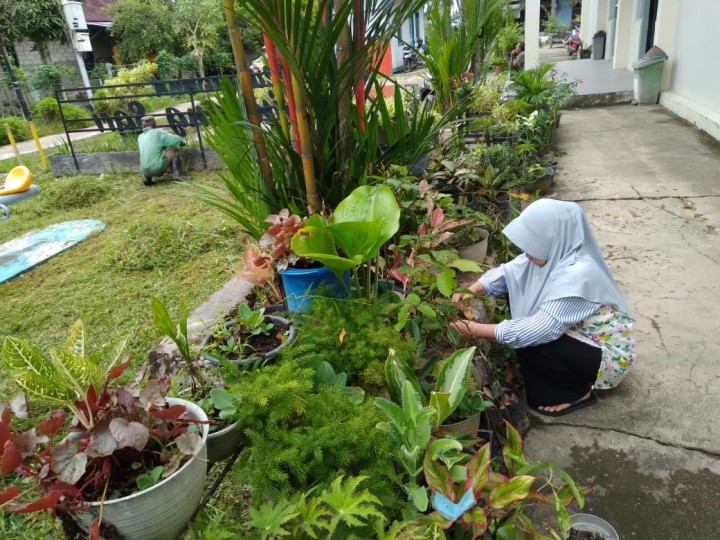 Gotong Royong di Lingkungan Kantor dan Aula Kelurahan Sindang Sari.