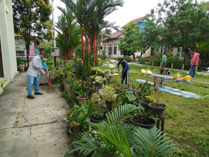 Gotong Royong di Lingkungan Kantor dan Aula Kelurahan Sindang Sari.