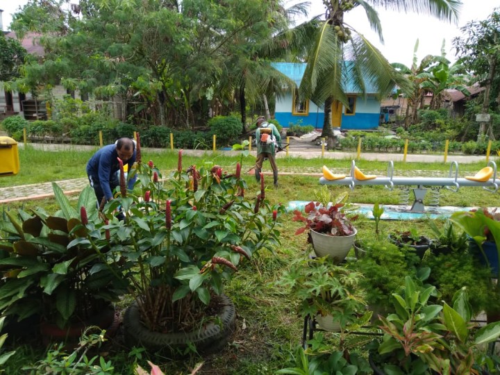 Gotong Royong di Lingkungan Kantor dan Aula Kelurahan Sindang Sari.