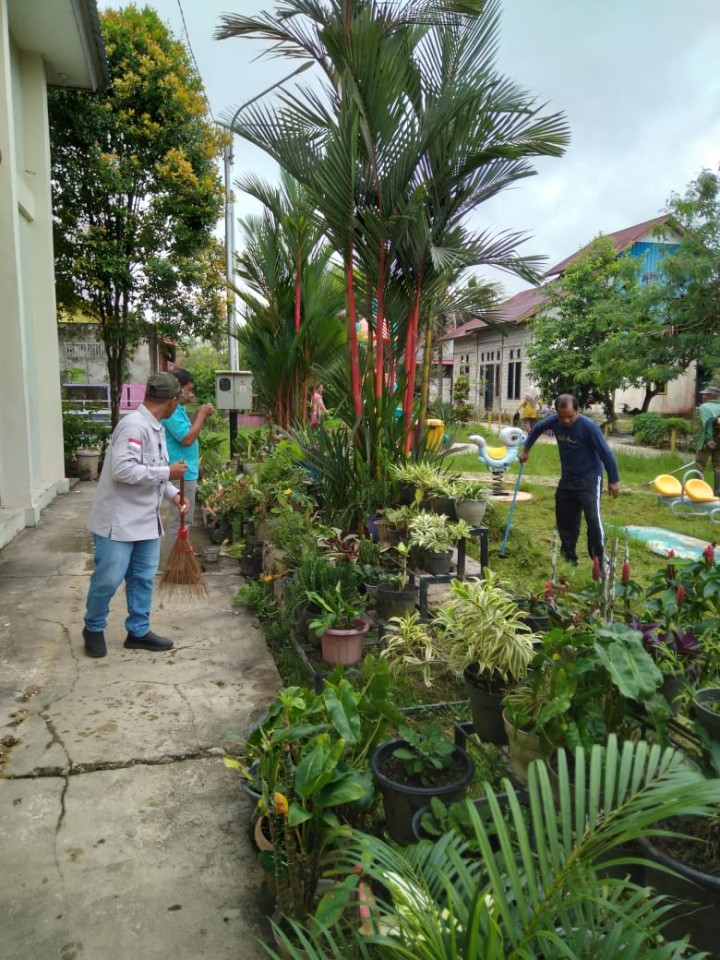 Gotong Royong di Lingkungan Kantor dan Aula Kelurahan Sindang Sari.