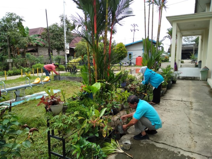 Gotong Royong di Lingkungan Kantor dan Aula Kelurahan Sindang Sari.