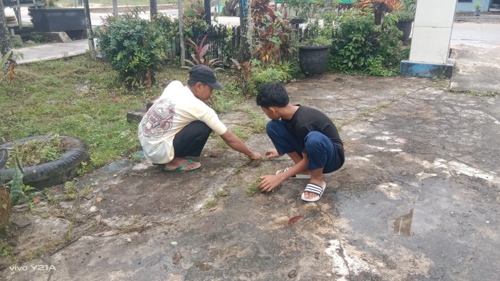 Gotong Royong di lingkungan kantor Kelurahan Sindang Sari bersama anak sekolah dari Sekolah alam samarinda