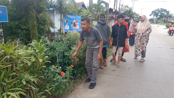 Gotong Royong di lingkungan kantor Kelurahan Sindang Sari bersama anak sekolah dari Sekolah alam samarinda