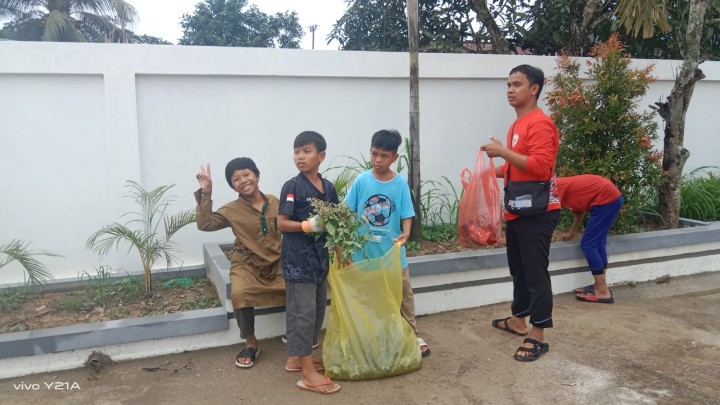 Gotong Royong di lingkungan kantor Kelurahan Sindang Sari bersama anak sekolah dari Sekolah alam samarinda