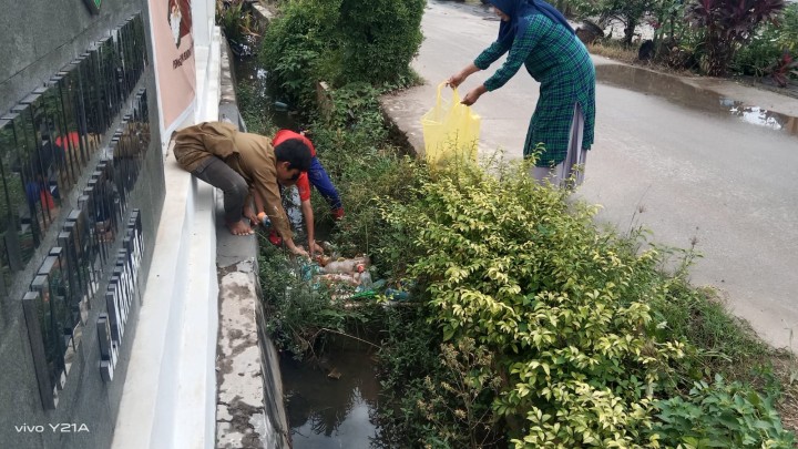 Gotong Royong di lingkungan kantor Kelurahan Sindang Sari bersama anak sekolah dari Sekolah alam samarinda