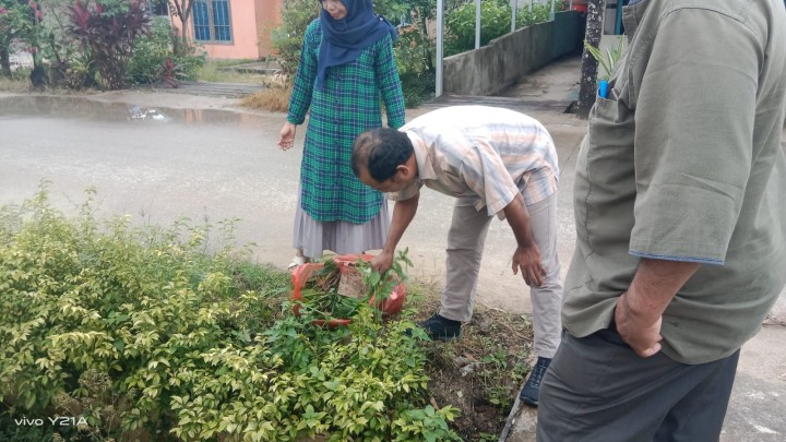 Gotong Royong di lingkungan kantor Kelurahan Sindang Sari bersama anak sekolah dari Sekolah alam samarinda
