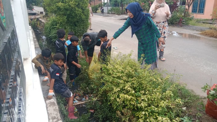 Gotong Royong di lingkungan kantor Kelurahan Sindang Sari bersama anak sekolah dari Sekolah alam samarinda