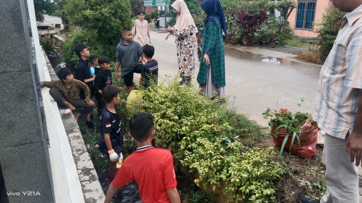 Gotong Royong di lingkungan kantor Kelurahan Sindang Sari bersama anak sekolah dari Sekolah alam samarinda