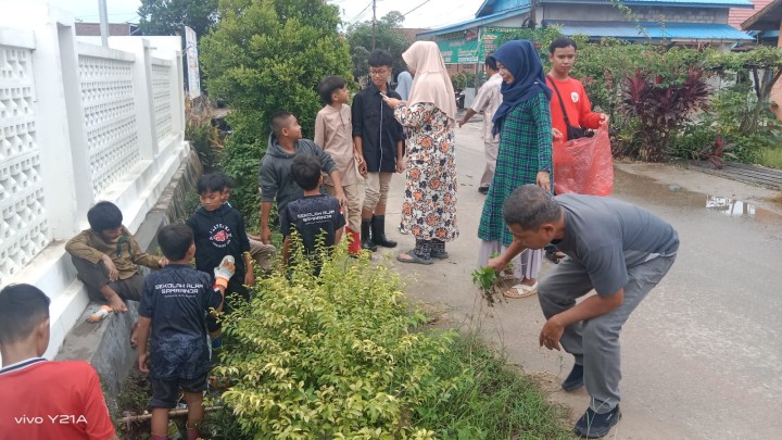 Gotong Royong di lingkungan kantor Kelurahan Sindang Sari bersama anak sekolah dari Sekolah alam samarinda