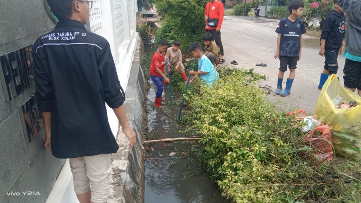 Gotong Royong di lingkungan kantor Kelurahan Sindang Sari bersama anak sekolah dari Sekolah alam samarinda